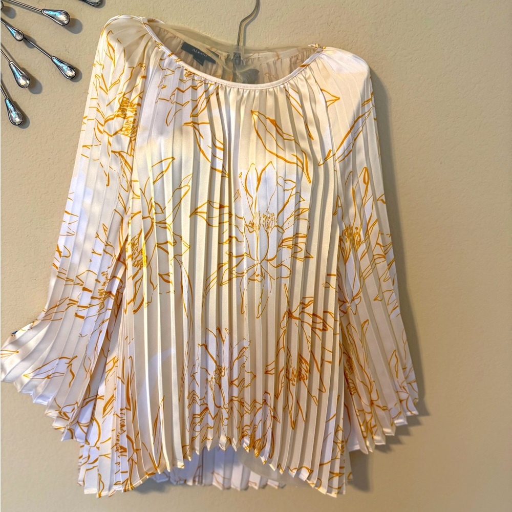 Elegant Alfani White & Yellow Printed Pleated Top In Gorgeous Lily Floret